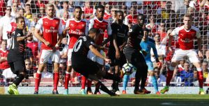 Coutinho (số 10) với pha đá phạt thần sầu mở ra màn ngược dòng ngoạn mục của Liverpool. Photo Courtesy: Reuters
