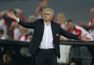 Trong trận đấu, HLV Mourinho nhiều lần bày tỏ sự không hài lòng với các học trò bên ngoài đường biên. Photo courtesy: Reuters