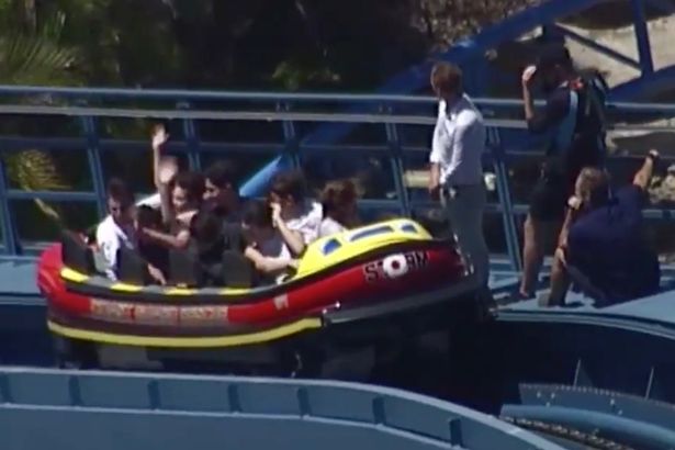 Passengers left stuck as Australian rollercoaster breaks down - TVTS