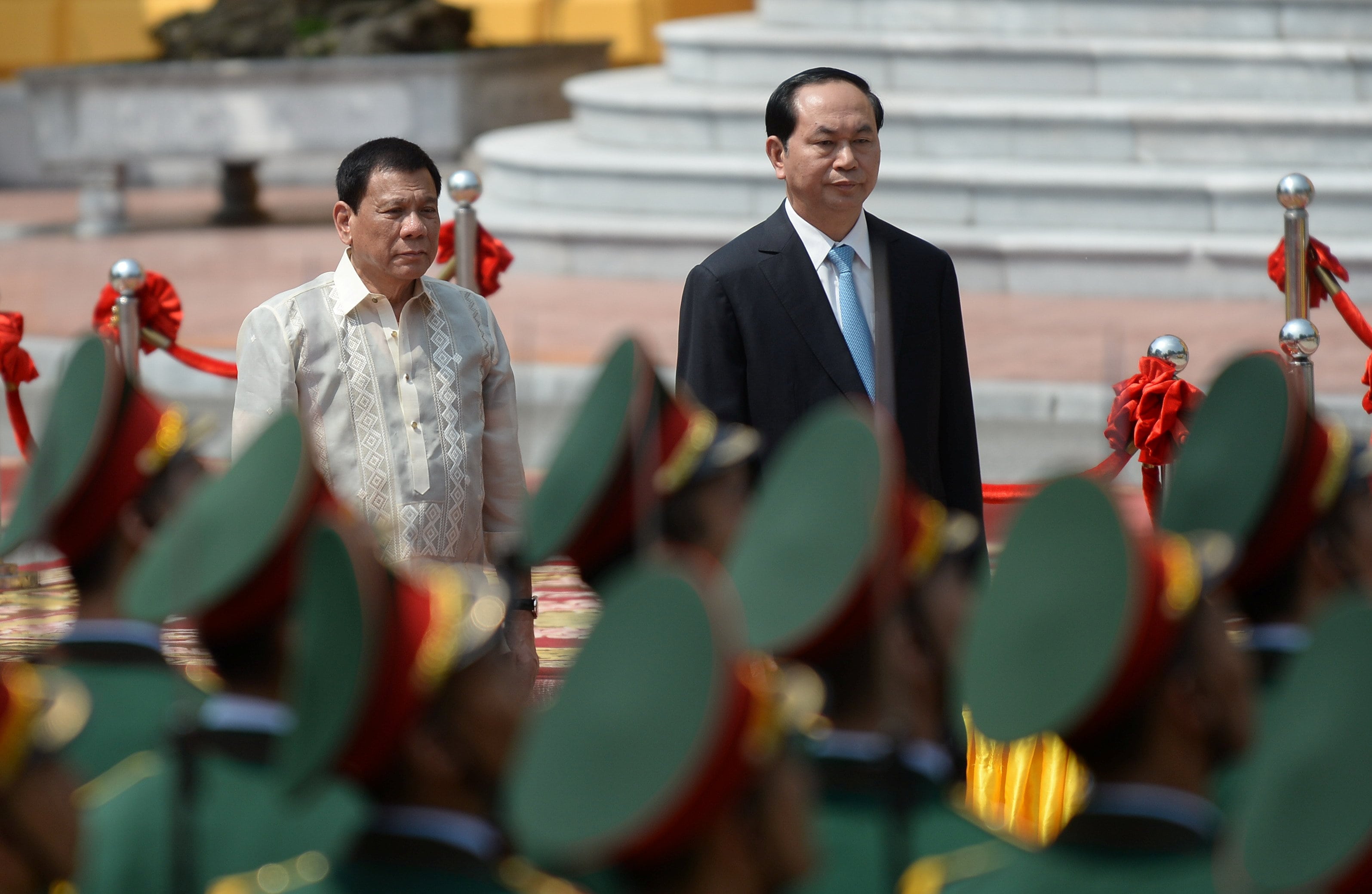 Philippines' President Rodrigo Duterte (L) and his Vietnamese counterpart Tran Dai Quang (R) review an honour guard during a welcoming ceremony at the presidential palace in Hanoi on September 29, 2016. (Photo: Reuters)