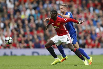 Paul Pogba (trái) và Danny Drinkwater (phải) trong màn tranh bóng. Photo Courtesy: Reuters