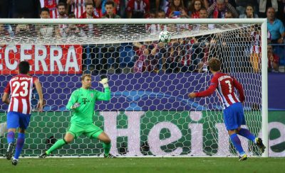 Griezmann còn bỏ lỡ một quả phạt đền cho Atletico Madrid. Photo Courtesy: Reuters