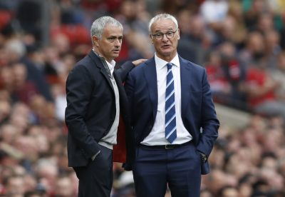 HLV Jose Mourinho (trái) và HLV Claudio Ranieri (phải) trong trận đấu nảy lửa. Photo Courtesy: Reuters