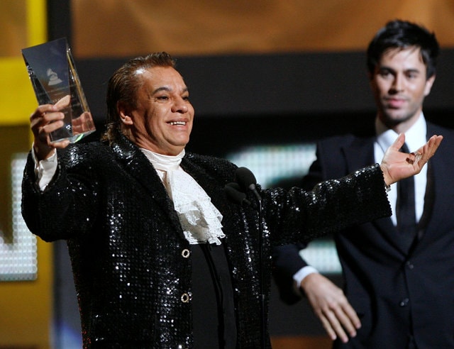 Juan Gabriel được trao giải thưởng âm nhạc tại Las Vegas vào năm 2009. Photo Courtesy: Reuters