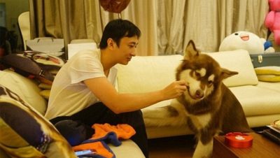 Coco bên người chủ giàu có của mình. Photo Courtesy: Weibo