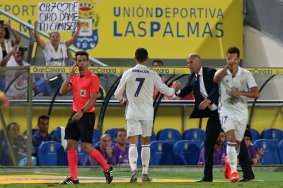 Ronaldo thậm chí không thèm nhìn mặt thuyền trưởng Zidane khi bị ông thay ra trong trận đấu. Photo Courtesy: Reuters 
