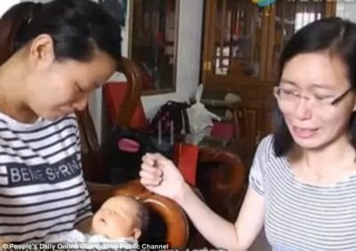 Bà mẹ trẻ đau lòng khi con trai mang dị tật bẩm sinh. Photo Courtesy: People's Daily Online