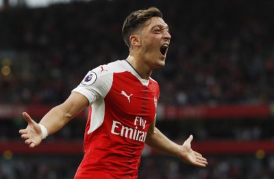 Ozil chia vui cùng các đồng đội sau bàn ấn định tỷ số. Photo Courtesy: Reuters
