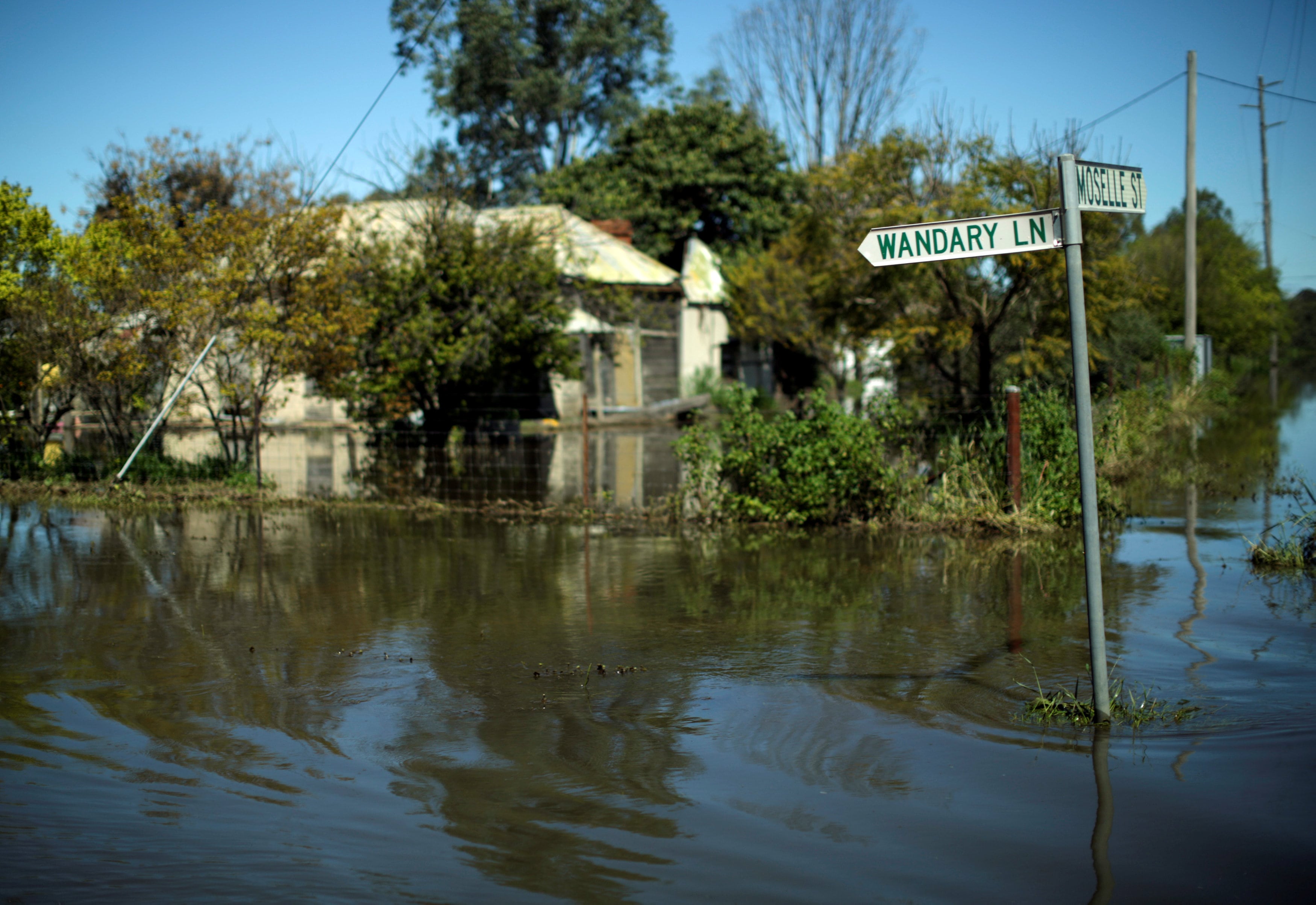 A house sits stranded in floodwaters following heavy rains in the midwestern New South Wales town of Forbes, September 28, 2016. (Photo: Reuters)