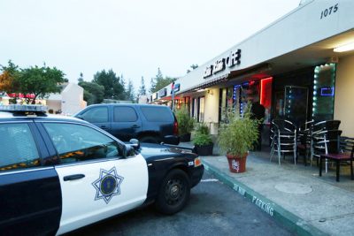 Xe cảnh sát đậu trước một quán cà phê của người Việt ở San Jose. Photo Courtesy: San José Mercury News