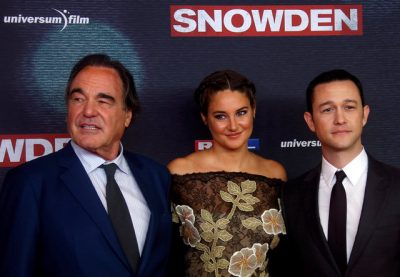 Đạo diễn Oliver Stone, nữ diễn viên Shailene Woodley and nam tài tử Joseph Gordon trong buổi giới thiệu phim “Snowden" vào hôm 19.9.2016. Photo Courtesy: Reuters