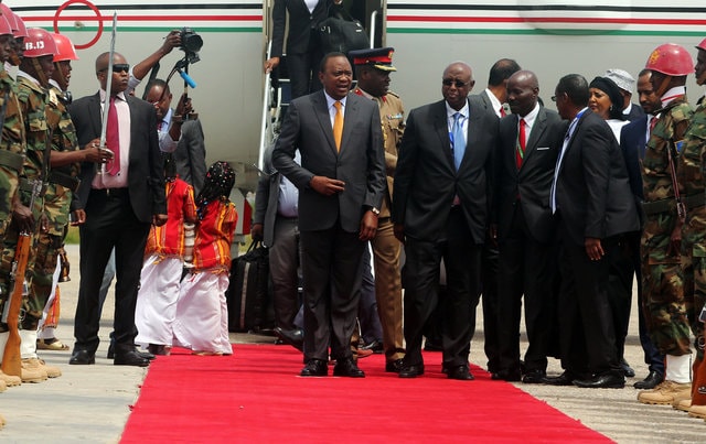 Kenya's President Uhuru Kenyatta (C) is welcomed in Mogadishu. (Photo: Reuters)