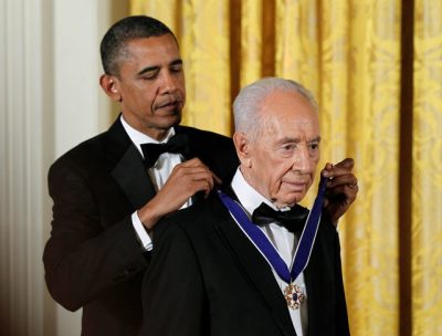 Tổng thống Obama trao huy chương cho ông Peres vào năm 2012. Photo Courtesy: Reuters