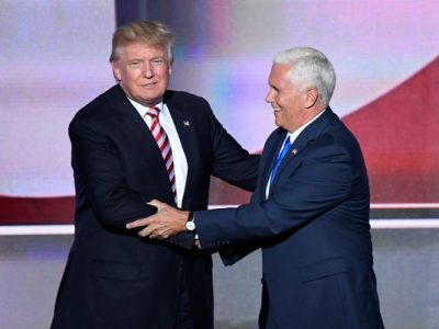 Ông Mike Pence (phải) lên tiếng bênh vực vị tỷ phú và cho rằng ông Trump đã sẵn sàng làm lãnh đạo. Photo Courtesy: Robert Deutsch/US Today