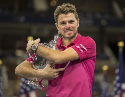 Wawrinka cùng chiếc Cup vô địch Mỹ Mở rộng đầu tiên. Photo Courtesy: Reuters