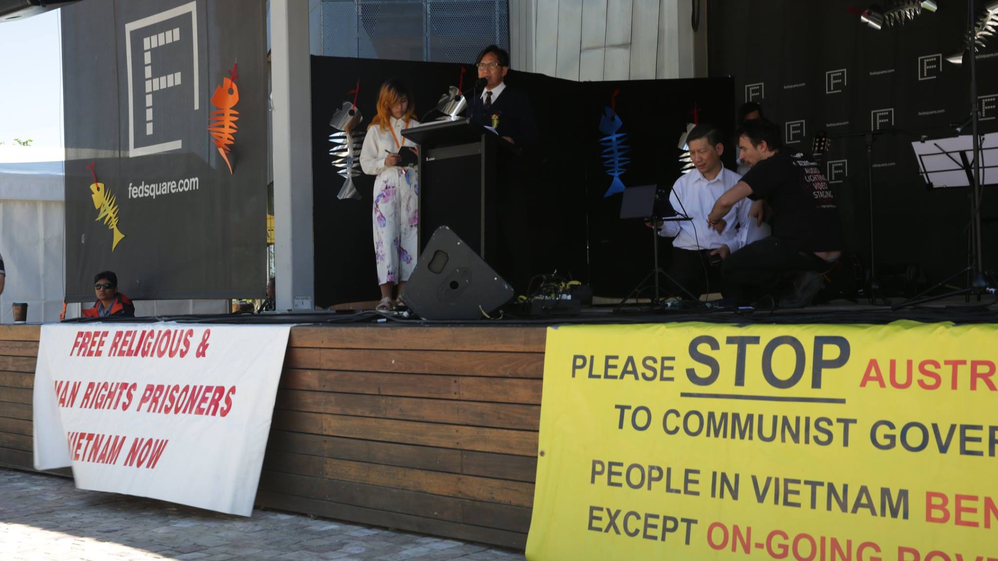 Phong Nguyen, vice-president of the Vietnamese community in Australia - Victorian chapters speaks on state at Federation Square, Melbourne, Australia October 29, 2016. (Photo: TiVi Tuan-san)