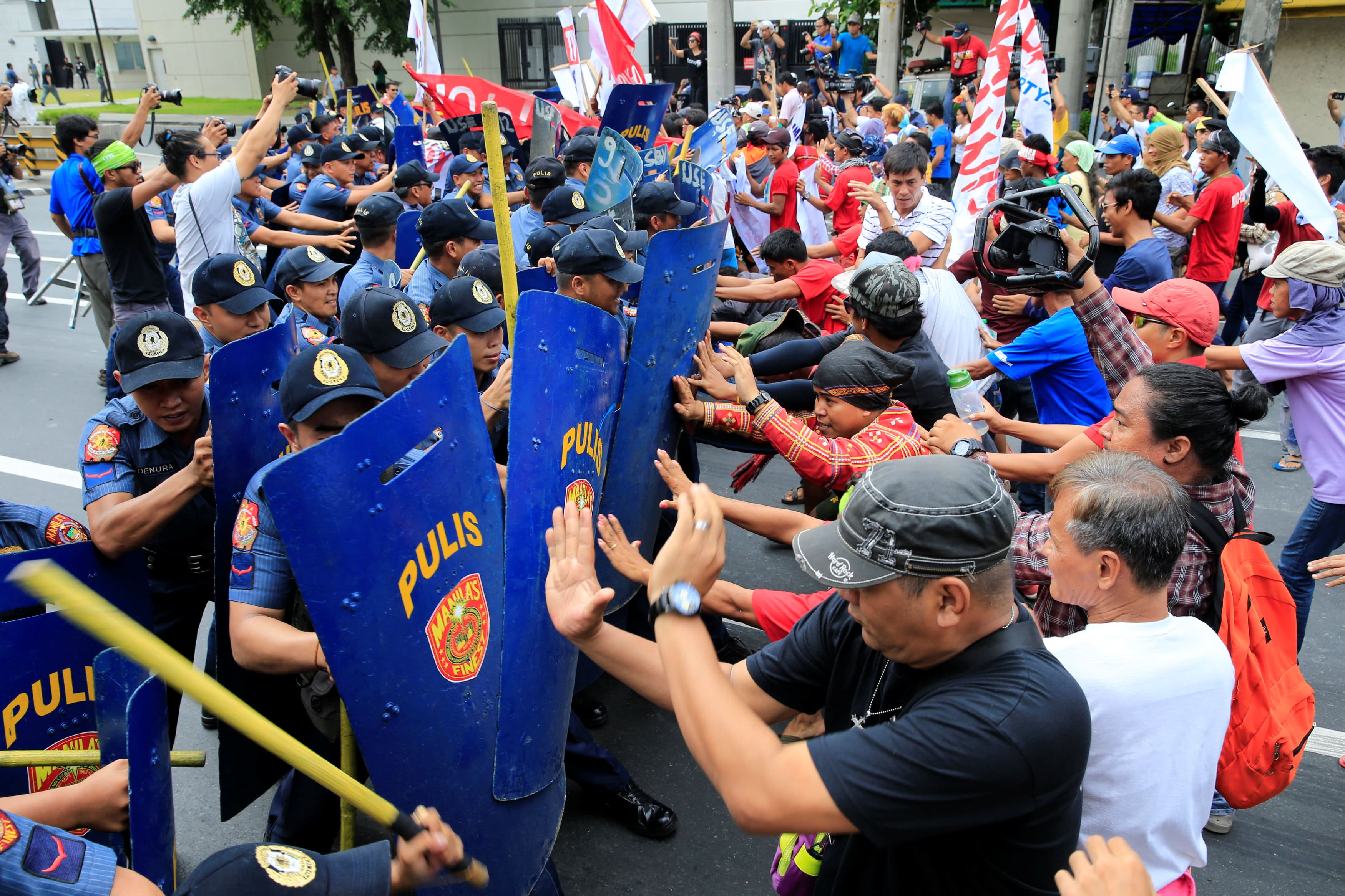Various activist and Indigenous People's (IP) groups clash with anti-riot policemen in metro Manila, Philippines October 19, 2016. (Photo: Reuters)