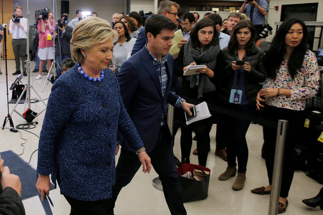 US Democratic presidential nominee Hillary Clinton leaves after an unscheduled news conference on FBI inquiries about her emails after a campaign rally in Des Moines, Iowa, US October 28, 2016.  (Photo: Reuters)