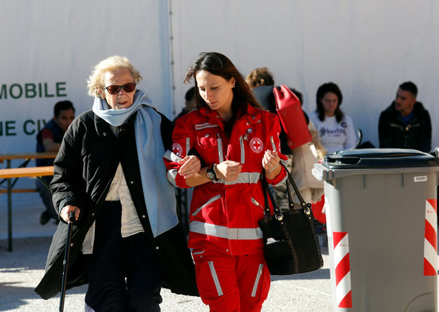 An elderly woman is helped by a Italian Red Cross member following an earthquake in Norcia, Italy, October 30, 2016. (Photo: Reuters)