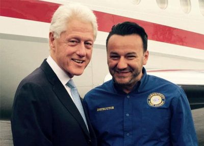 Người hướng dẫn Arian Prevalla (phải) trong một tấm hình chụp cùng Cựu Tổng thống Clinton. Photo Courtesy: Dailymail