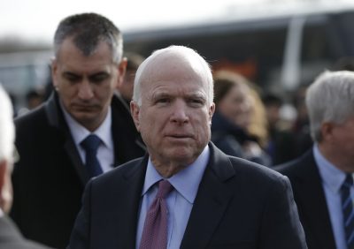 Thượng nghị sĩ John McCain  cũng quyết định quay đầu với ông Trump. Photo Courtesy: Reuters