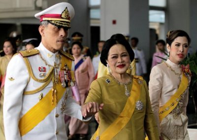 Hoàng hậu Thái Lan Sikirit (giữa), Thái tử Maha Vajiralongkorn (trái) và Công chúa Chulabhorn trong lần chụp ảnh ngày 5.12.2010. Photo Courtesy: Reuters 