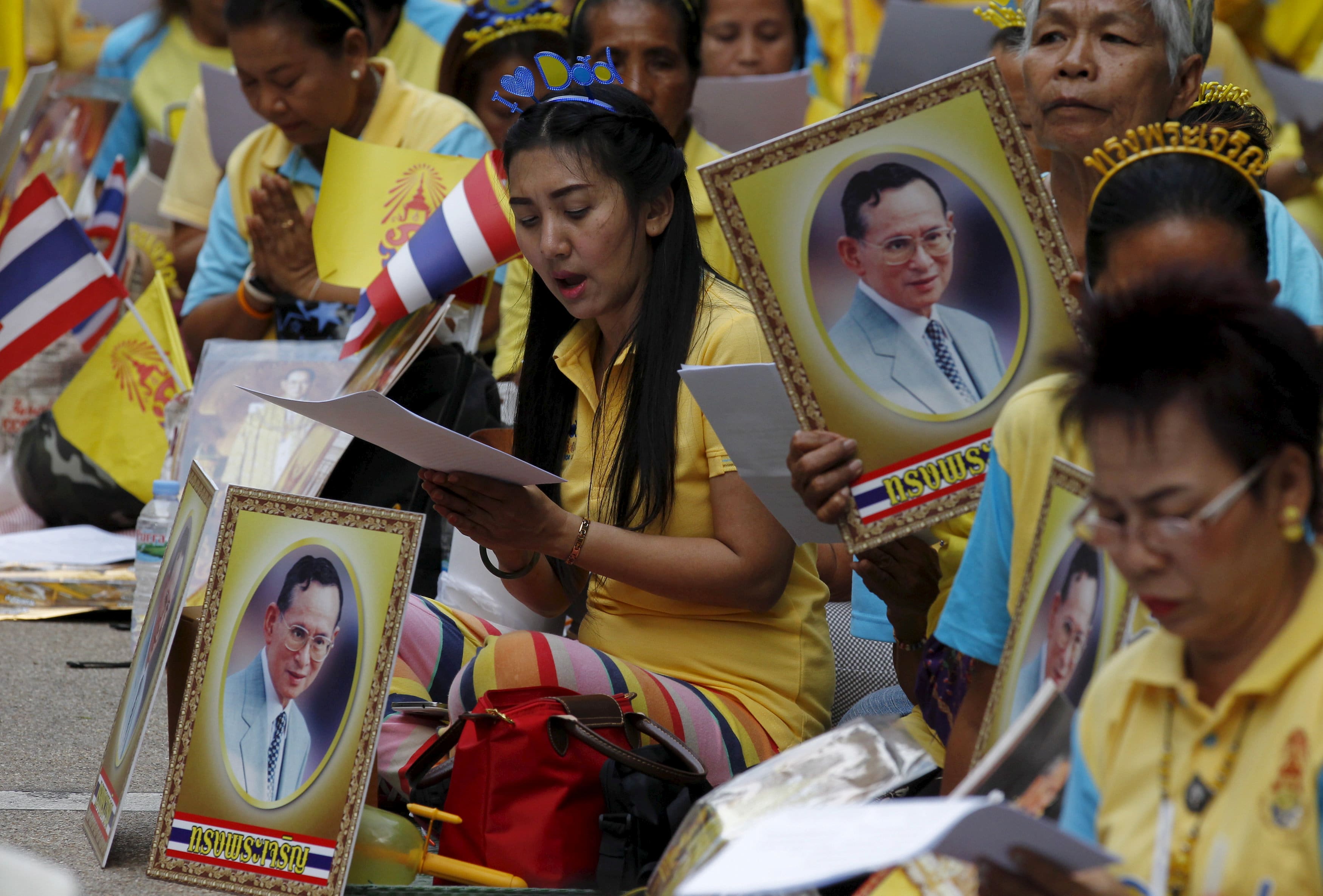Well-wishers pray next to a portrait of Thailand's King Bhumibol Adulyadej at Siriraj hospital, where a group has gathered to mark his 88th birthday, in Bangkok, Thailand, December 5, 2015. (Photo: Reuters)