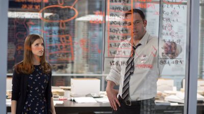Tạo hình sát thủ ẩn dưới vỏ bọc nhân viên kế toán của Ben Affleck (phải). Photo Courtesy: Reuters