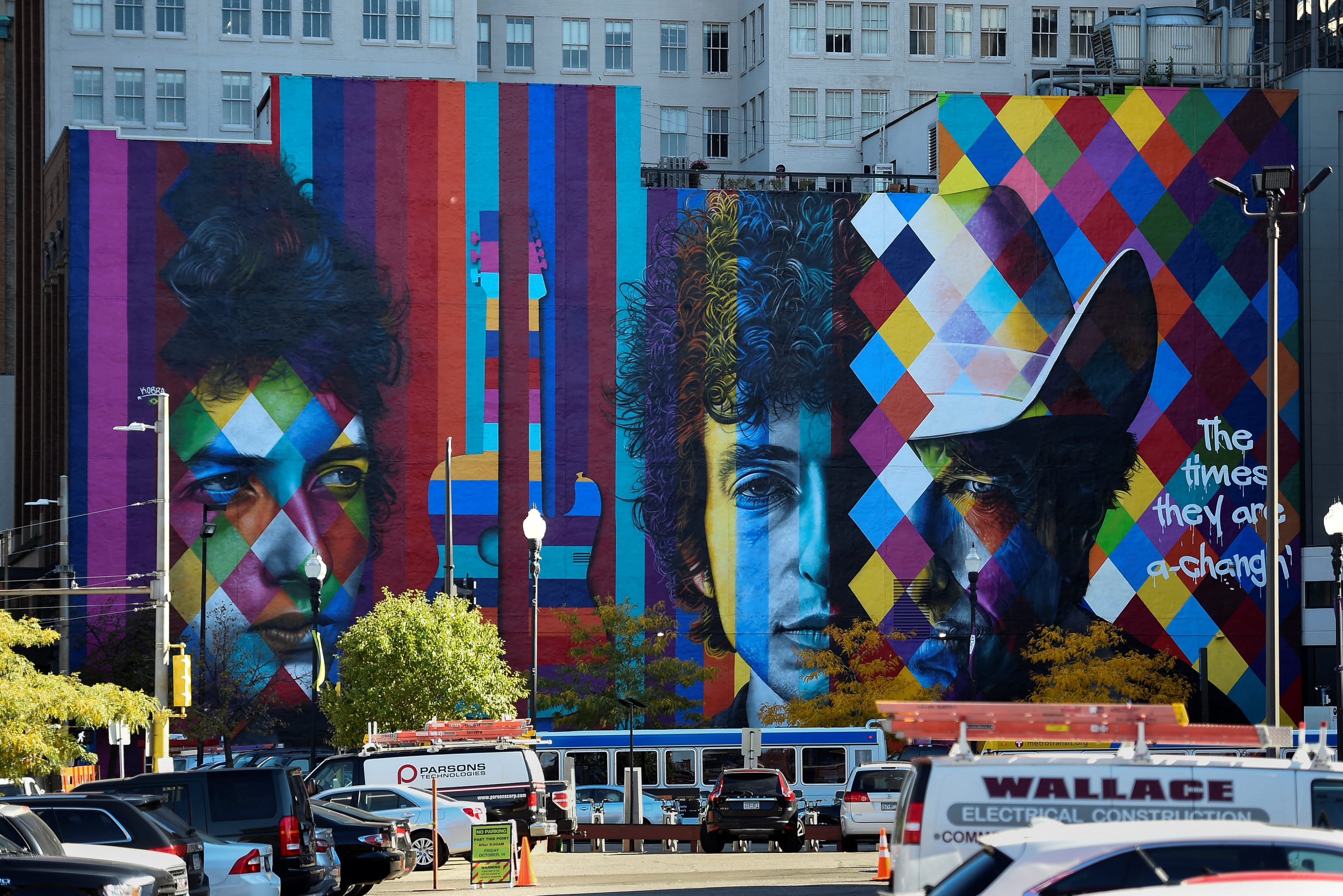 A mural painted by Brazilian artist Eduardo Kobra last year depicts Bob Dylan, the 2016 Nobel Prize winner in literature, in Minneapolis, US, October 13, 2016.  (Photo: Reuters)