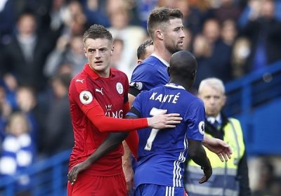 Cầu thủ Leicester (áo đỏ) tiếp tục chuỗi ngày buồn khi thi đấu trên sân khách. Photo Courtesy: Reuters