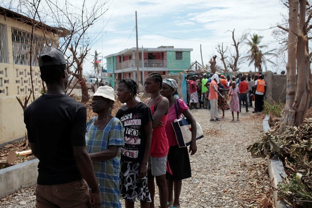 People wait for delivery of food after Hurricane Matthew in Les Anglais, Haiti, October 14, 2016. (Photo: Reuters)