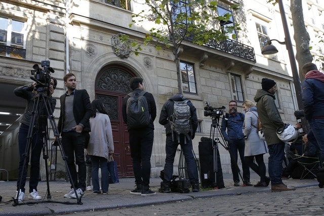 Journalists stand in front of the entrance of a luxury residence on the Rue Tronchet in central Paris, France, October 3, 2016. (Photo: Reuters)