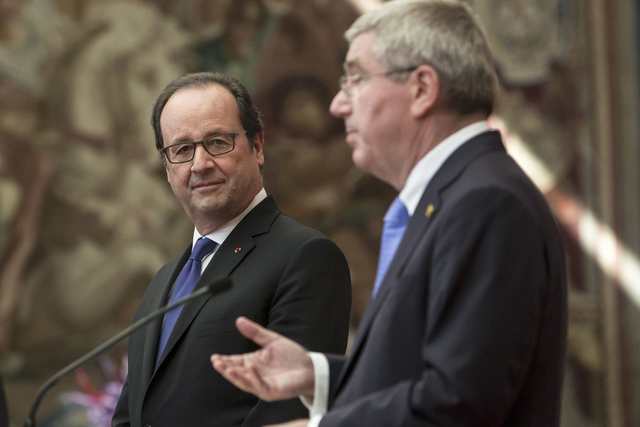 French President Francois Hollande (L) listens as International Olympic Committee (IOC) president Thomas Bach speaks during the meeting. (Photo: Reuters)