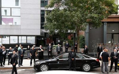 Lực lượng bảo vệ được tăng cường trước nơi ở của Kim Kardashian ở Manhattan. Photo Courtesy: Reuters