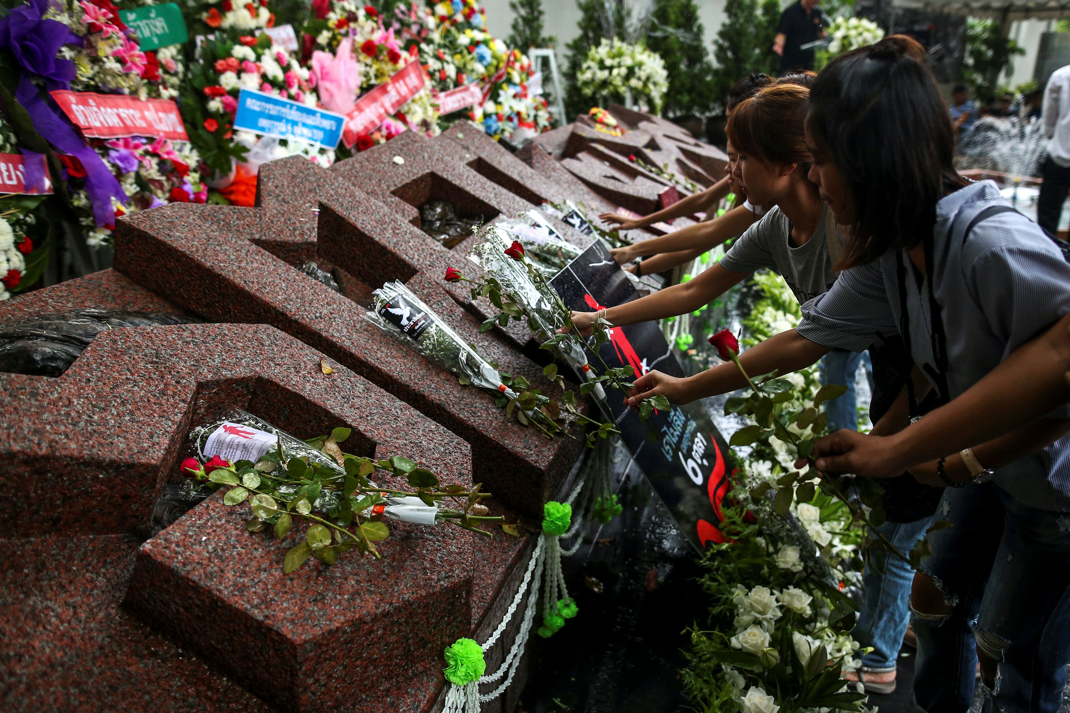 Thai students lay flowers. (Photo: Reuters)