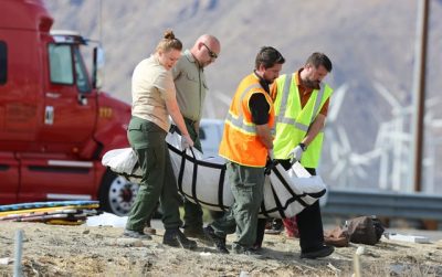 Thi thể nạn nhân được đem ra khỏi hiện trường vụ tai nạn. Photo Courtesy: Reuters