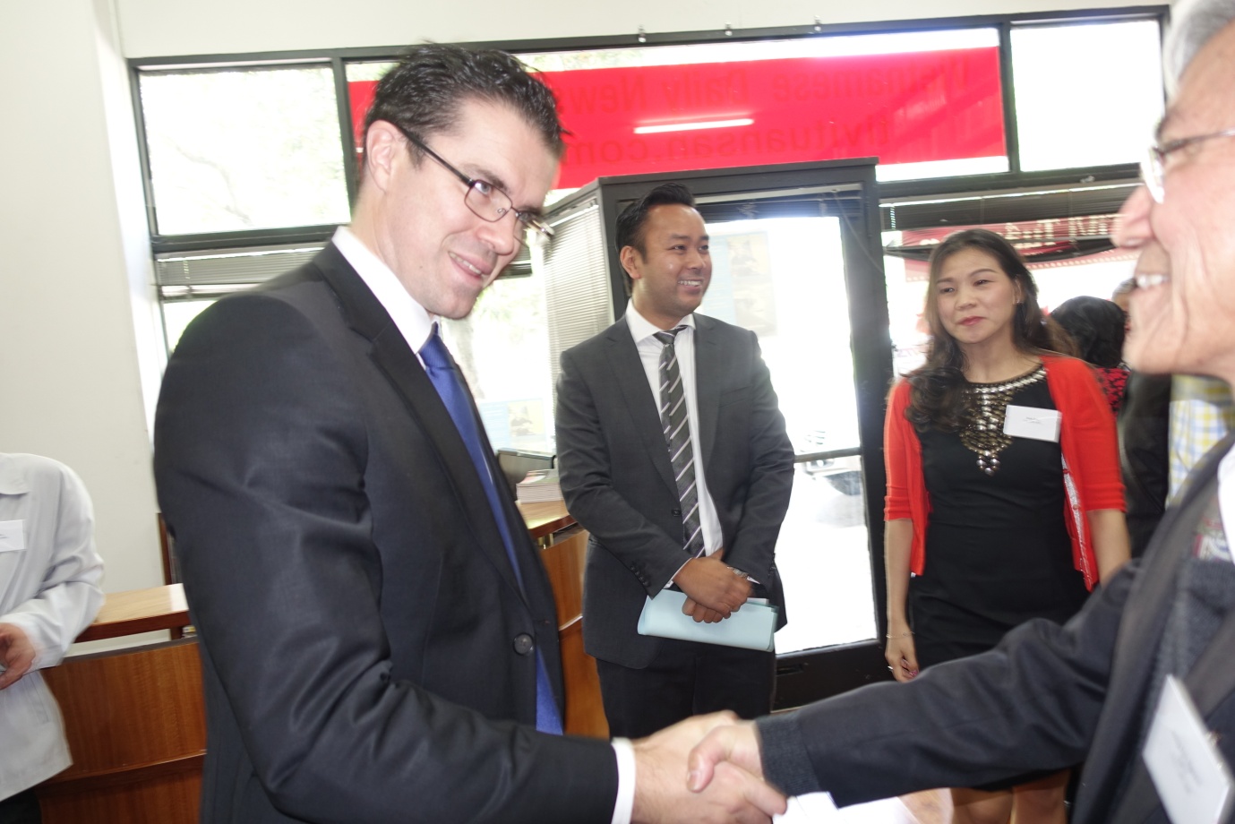Ông Nguyễn Hồng-Anh đón Dân biểu Tim Watts (trái) đến dự buổi ra mắt Online Television