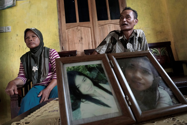 Ahmad Kaliman (R) and Suratmi (L), the parents of Sumarti Ningsih wait for news of the trail of murder suspect, British banker Rurik Jutting, in their village in Cilacap, Central Java, Indonesia  November 8, 2016. (Photo: Reuters/ Idhad Zakaria)