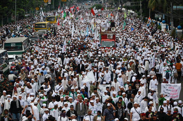Hardline Muslim groups protest against Jakarta's incumbent governor Basuki Tjahaja Purnama, an ethnic Chinese Christian running in the upcoming election, in Jakarta, Indonesia, October 14, 2016. (Photo: Reuters)