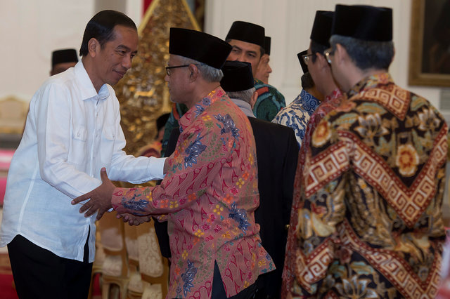 Indonesia President Joko Widodo (L) shakes hands with Chairman of Muhammadiyah Haedar Nasir before meeting with Muslim leaders at Presidential Palace in Jakarta, Indonesia, November 1, 2016. (Photo: Antara Foto/Widodo S Jusuf/via Reuters)