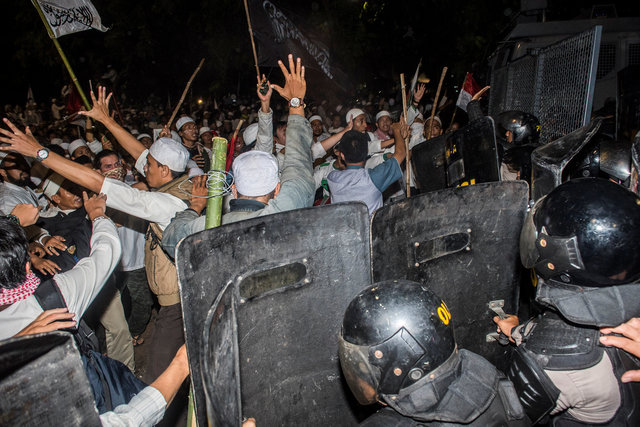 Muslim hardline protesters clash with anti-riot policemen in Jakarta, Indonesia, November 4, 2016. (Photo: Antara Foto/ M Agung Rajasa/ via Reuters) 