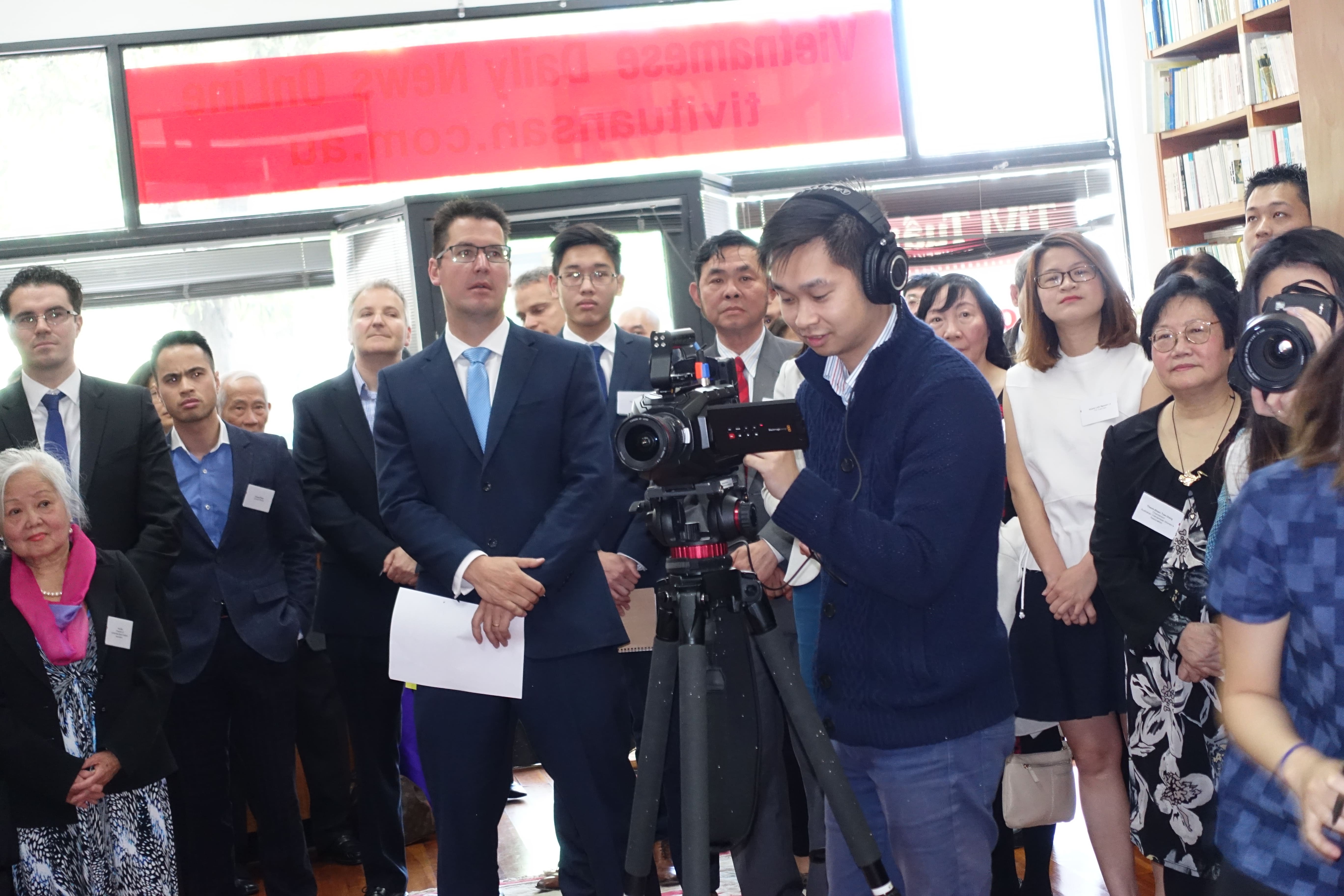 Quan khách đang theo dõi phát biểu ông Nguyễn Hồng Anh, chủ bút TVTS