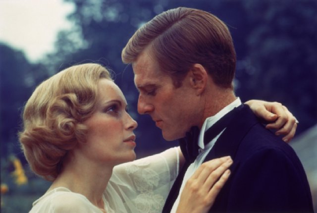 Nam diễn viên Robert Redford, và Mia Farrow trong phim The Great Gatsby, năm 1974. Photo Courtesy: Paramount 
