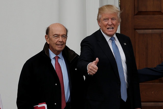 Tỷ phú Wilbur Ross (trái) có thể tham gia nội các của ông Trump. Photo Courtesy: Reuters
