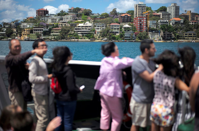 Passengers on a public ferry look at homes located along the foreshore of Sydney Harbour in Australia, November 16, 2016. (Photo: Reuters)