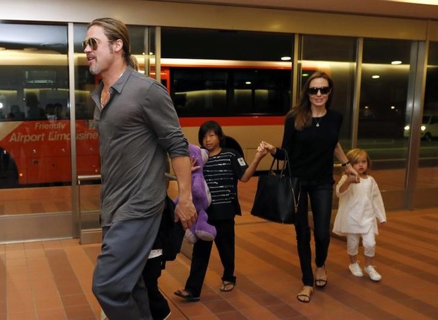 Hollywood actors Brad Pitt (L) and actress Angelina Jolie (2nd R) arrive with their children Knox (beside Pitt), Vivienne (R) and Pax (C) at Haneda international airport in Tokyo, Japan on July 28, 2013. (Photo: Reuters/ File Photo)