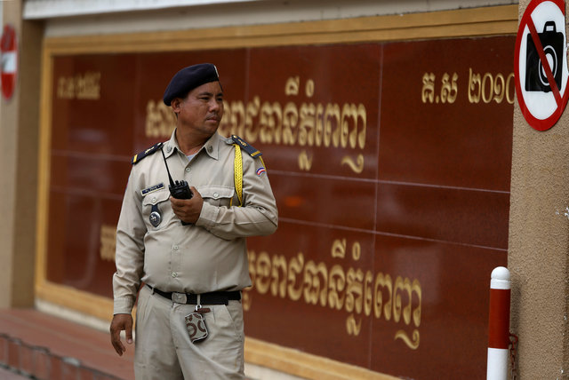A police court official stands in front of the Municipal Court of Phnom Penh during a questioning attended by staff of Tammy Davis-Charles of Australia, in Phnom Penh, Cambodia, November 21, 2016. (Photo: Reuters)