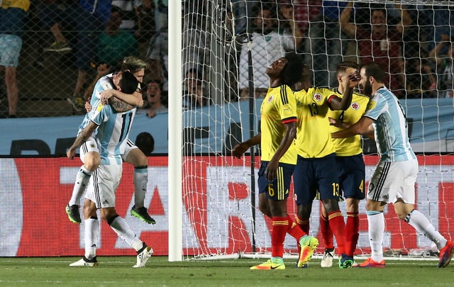 Đến làm khách trên sân Argentina, đội bóng Colombia (áo vàng) đã phải nhận trái đắng ba bàn không gỡ. Photo Courtesy: Reuters