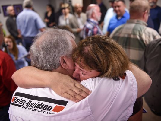 Bà Amy O’Neal ôm chặt người đồng nghiệp Larry Estes cùng trúng số tại Trụ sở Tổ chức xổ số Tennessee Lottery hôm 29.11. Photo Courtesy: Lacy Atkins / The Tennessean