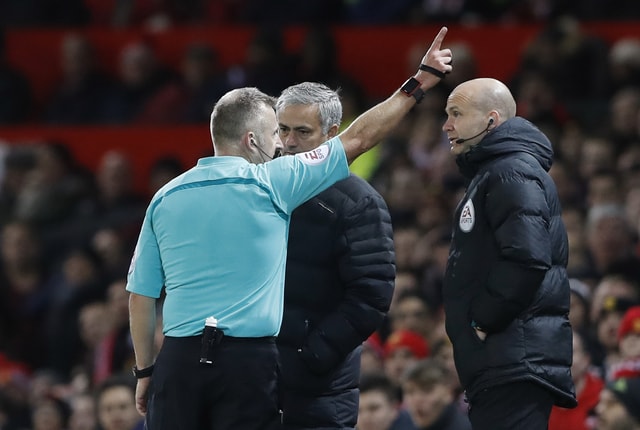 Hành vi của Mourinho đã bị các trọng tài nhìn thấy và hệ quả là ông bị đuổi lên khán đài. Photo Courtesy: Reuters